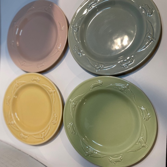 Hallmark 4 pastel Easter dessert salad plates - Picture 1 of 6